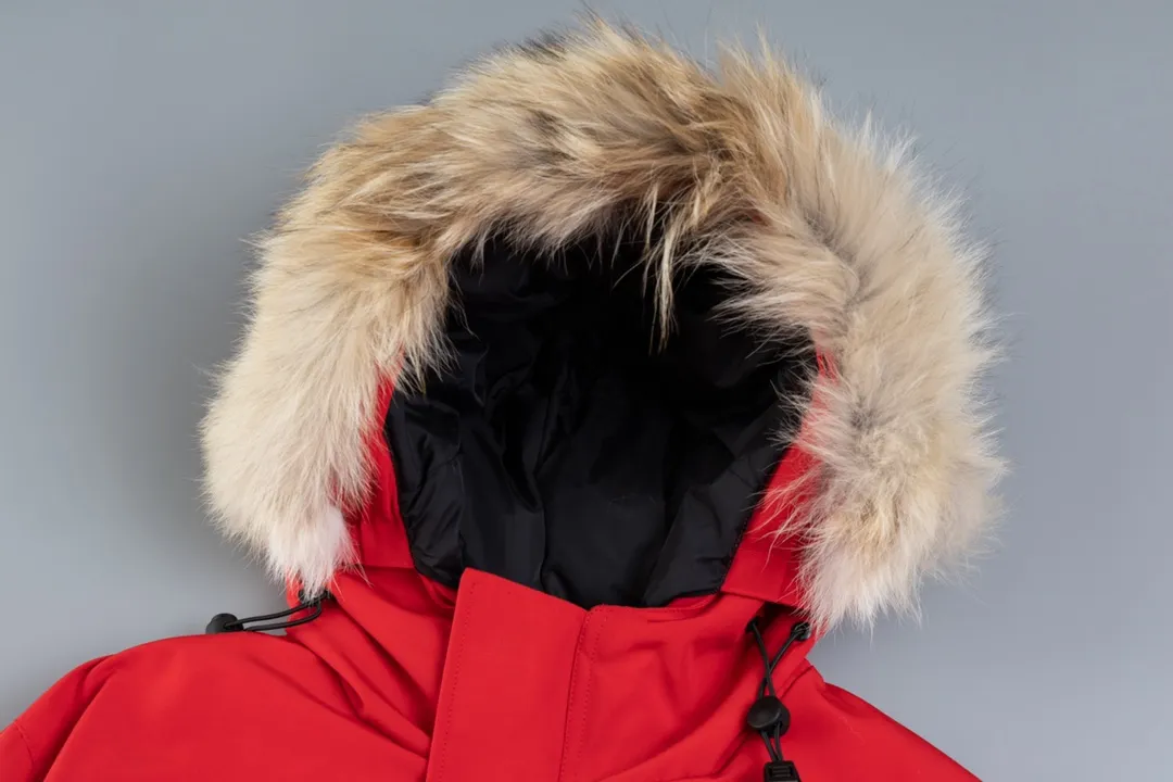 P820 (Top wolf fur version delivery handbag) Canada Goose Canada Goose #Expedition expedition parka classic down jacket ➖ Imported 21-count polyester-cotton blended original fabric [last year’s 16-count/18-count hard fabrics have been completely eliminated, this year all use 21-count genuine synchronous fabrics, the soft mid-band feels delicate and textured], genuine synchronous Feather-Light 10D waterproof coated fabric, made of 84.5% polyester fiber and 15.5% cotton, 100% the best feel in the entire network! ➖ The genuine official website uses the national standard 80 white duck down, and will never be misled by false claims such as 90 down or goose down! ➖ Using the best nylon lining with double double-layer sealing design, velvet-proof No. 7 needle + grid-filled down ready-made garments, there is 100% no so-called velvet running! ➖ The cuffs are designed with thickened seamless threads, and the collar and pockets are lined with top-quality polar fleece to keep you warm and comfortable! ➖ Yoshida YKK provides original custom-made electroplated sliders. YKK two-way lockable zippers are tight and smooth and will not peel off paint! ➖ 3M composite guarantees that the Velcro is the same as the original, durable, and all accessories and hardware are custom-made! ➖ The imported Behringer embroidery machine customizes the 10,000-needle embroidery logo, and 98% of the replicas restore the original logo. ➖ ​​The fur collars are all made of large pieces of Western Canadian blue wolf leather, ensuring that each fur collar is 13-15cm wide!